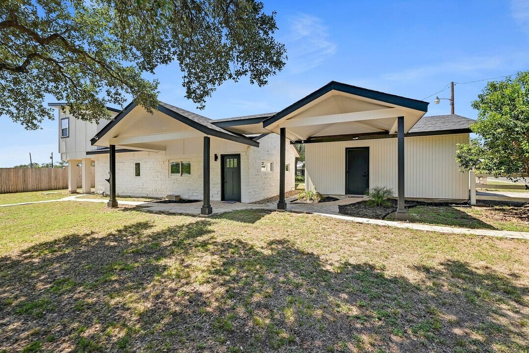 24701 Martin Ln in Spicewood, TX - Building Photo