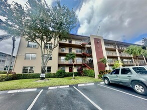 800 SW 131st Ave in Pembroke Pines, FL - Foto de edificio - Building Photo