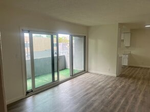 709 S Flower St in Inglewood, CA - Building Photo - Building Photo