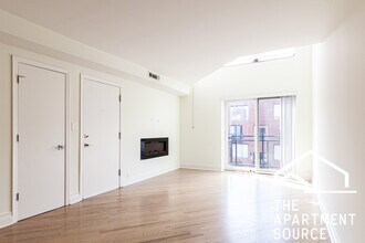 936 W Grace St, Unit D202 in Chicago, IL - Foto de edificio - Building Photo