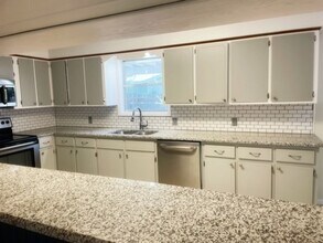 103 Cynthia Dr in Kerrville, TX - Building Photo - Building Photo