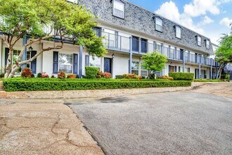 7753 Royal Ln in Dallas, TX - Foto de edificio - Building Photo