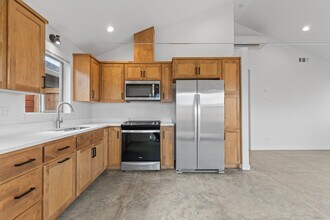 109 Gangnes Dr, Unit A in Talent, OR - Building Photo - Building Photo