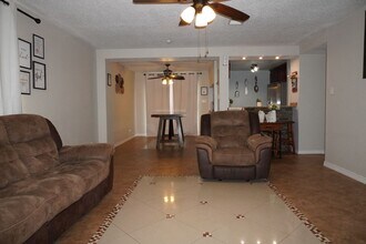 3632 Candlehill in San Antonio, TX - Foto de edificio - Building Photo