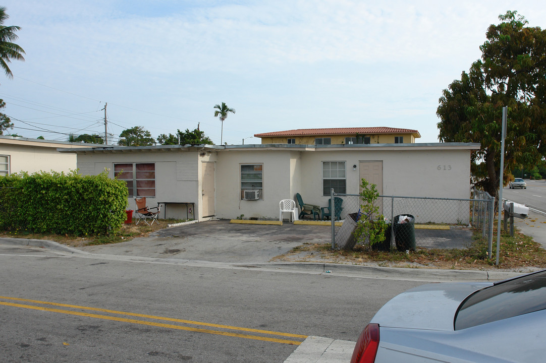 613 NW 27th Ave in Fort Lauderdale, FL - Building Photo