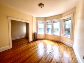 104 Trowbridge St, Unit 2L in Cambridge, MA - Building Photo