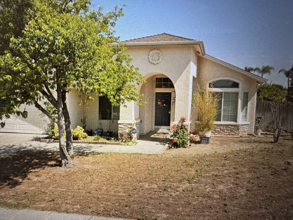 5652 W Home Ave in Fresno, CA - Building Photo