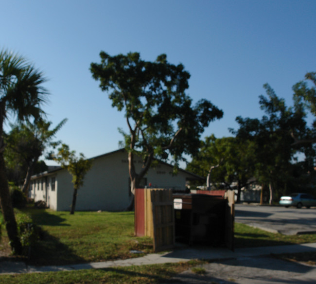 2310 Taylor St in Hollywood, FL - Building Photo - Building Photo