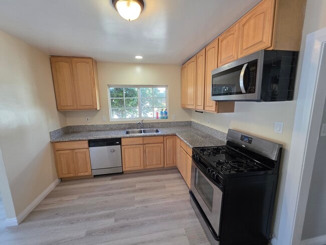 270 Newport Ave, Unit B in Long Beach, CA - Building Photo - Building Photo