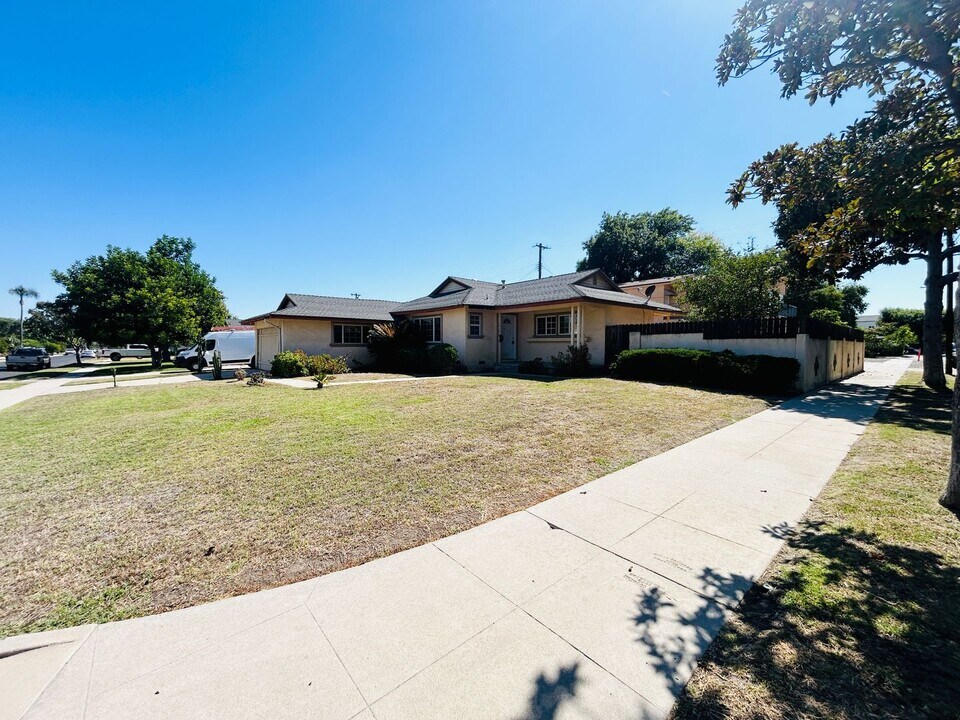 10153 Gloria Ave in Los Angeles, CA - Building Photo