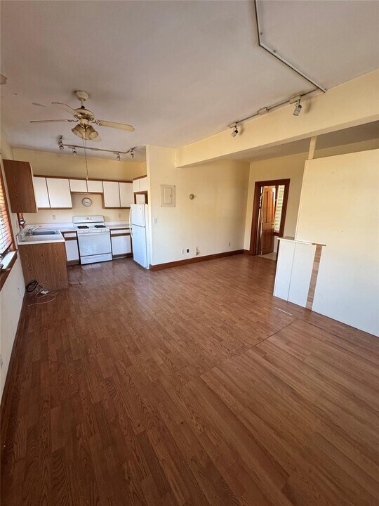 205 Meeting House Ln-Unit -107 in Southampton, NY - Building Photo