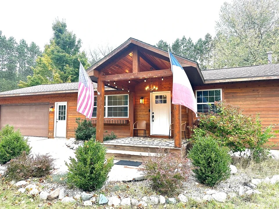 2943 N Reynolds Rd in Interlochen, MI - Building Photo