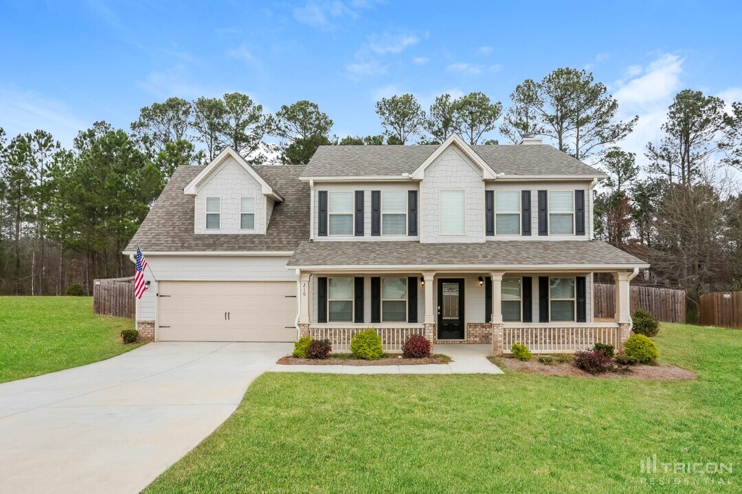 210 Livingston Ct in Winder, GA - Building Photo