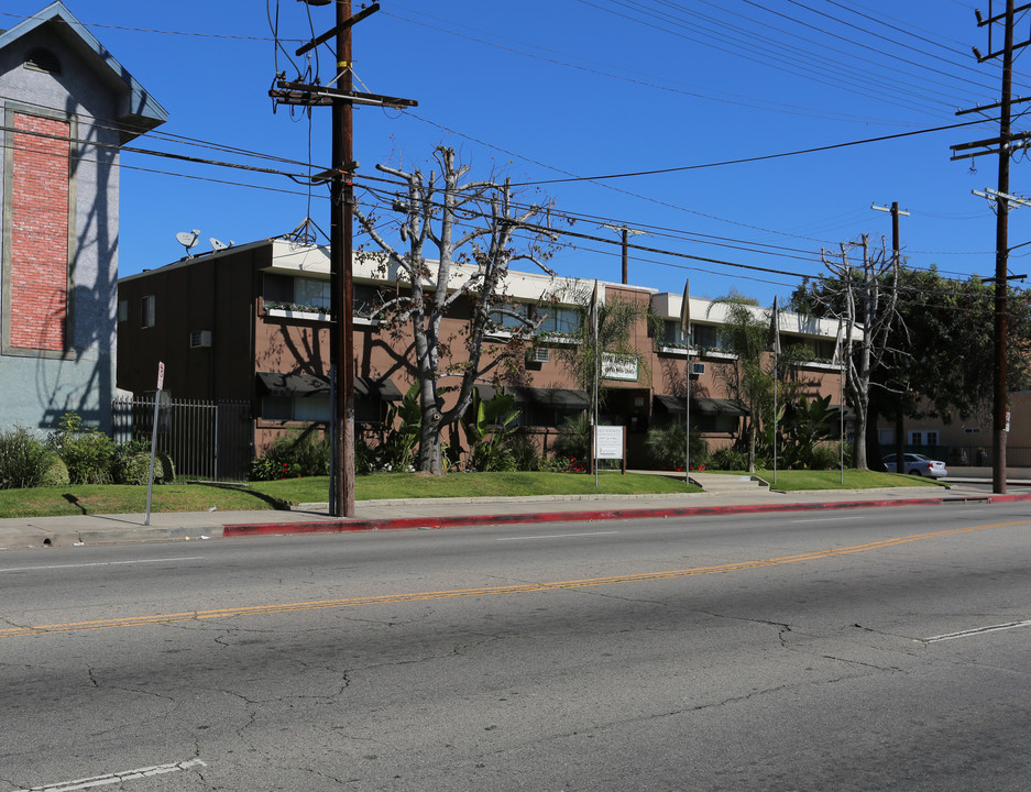 15405 Vanowen St in Van Nuys, CA - Foto de edificio