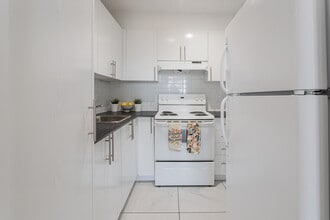 Navarin in St. Laurent, QC - Foto de edificio - Building Photo