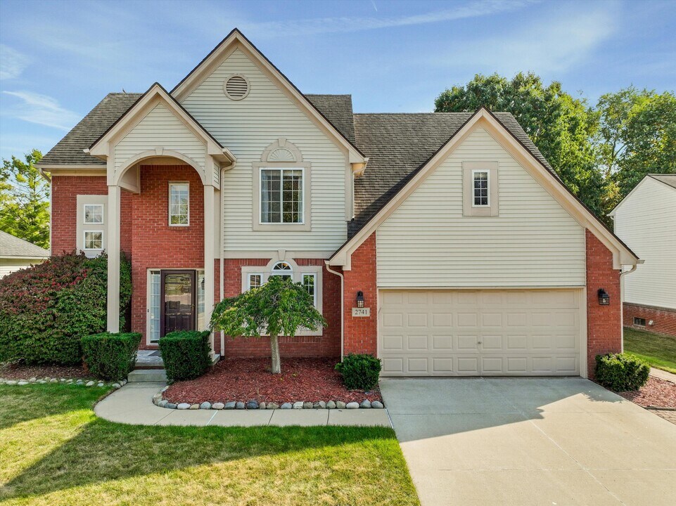 2741 Blue Heron Ln in Wixom, MI - Building Photo