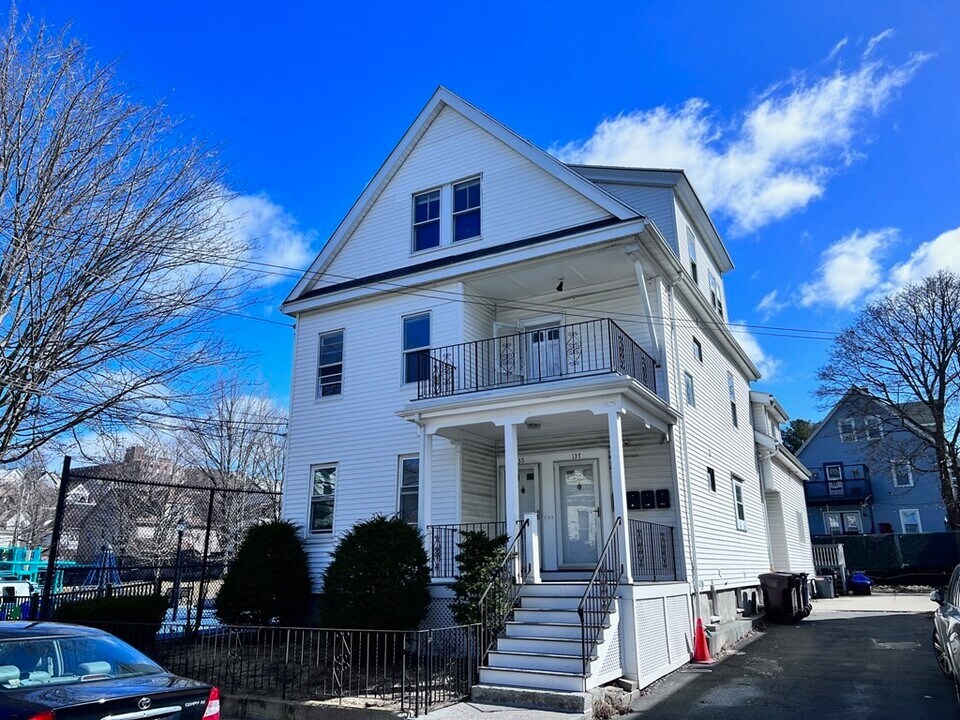 137 Florence St-Unit -1 in Everett, MA - Building Photo