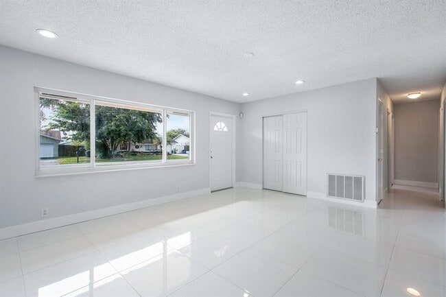 9611 Saddlebrook Dr in Boca Raton, FL - Building Photo - Building Photo