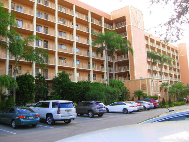 7290 Kinghurst Dr in Delray Beach, FL - Building Photo