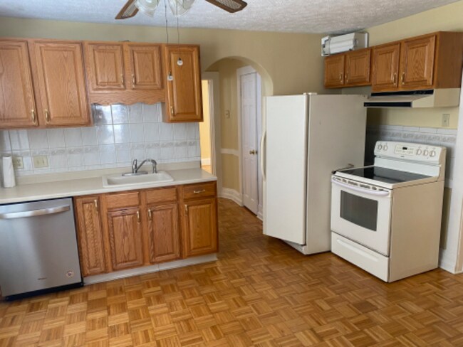 18 Clearview Ave in West Hartford, CT - Foto de edificio - Building Photo