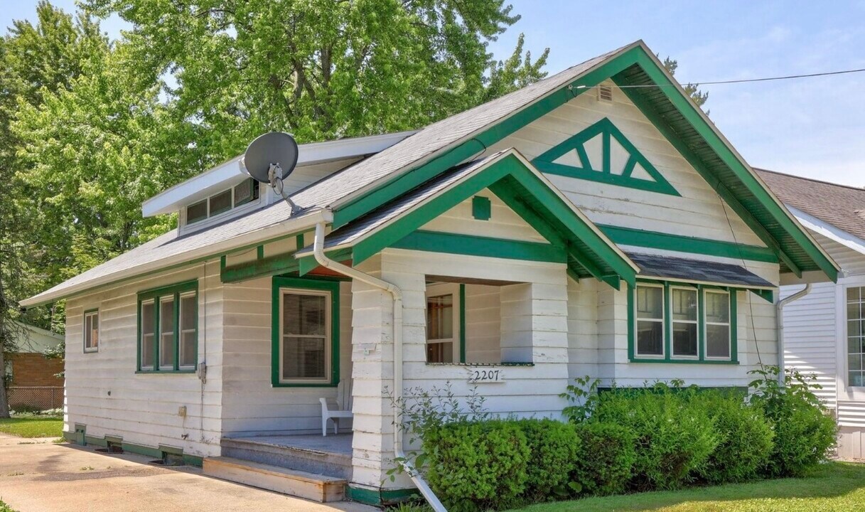 2207 W Genesee Ave in Saginaw, MI - Building Photo