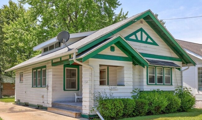 2207 W Genesee Ave