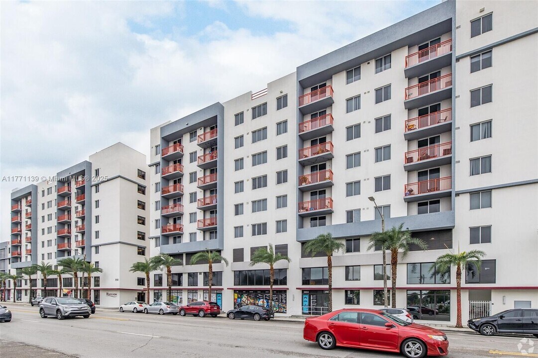3930 NW 7th St in Miami, FL - Building Photo