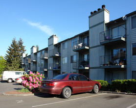 SouthCenter View Condominium in Seattle, WA - Foto de edificio - Building Photo