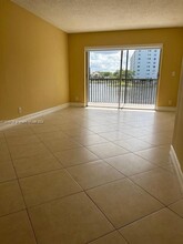 2226 N Cypress Bend Dr, Unit 210 in Pompano Beach, FL - Foto de edificio - Building Photo