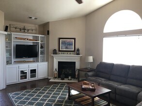 1566 Persimmon St in Lemoore, CA - Building Photo - Building Photo