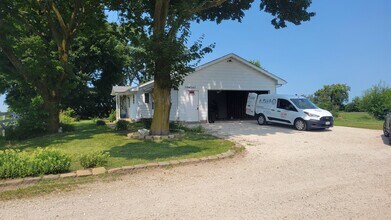 39W910 US-20 in Elgin, IL - Building Photo - Building Photo