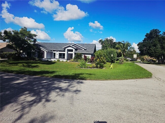 6737 Plantation Pines Blvd in Ft. Myers, FL - Building Photo - Building Photo