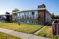 7911 Bowness Rd NW in Calgary, AB - Building Photo - Building Photo