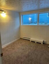 4027 E 8th Ave, Unit 3 in Anchorage, AK - Building Photo - Building Photo