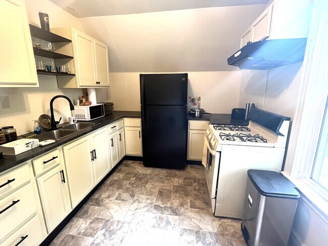 1619 Myrtle St, Unit 2 in Erie, PA - Building Photo - Building Photo