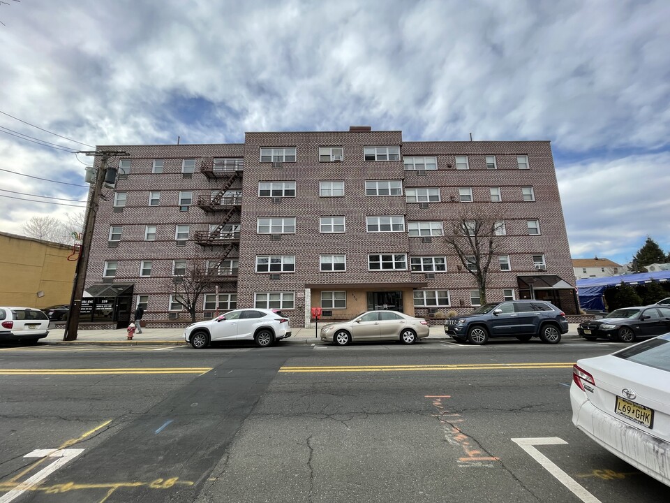 Grantwood Towers in Cliffside Park, NJ - Building Photo