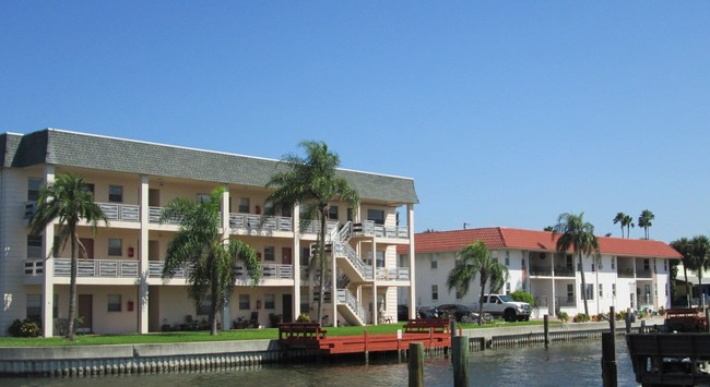 Aqua Vista in Treasure Island, FL - Building Photo - Building Photo