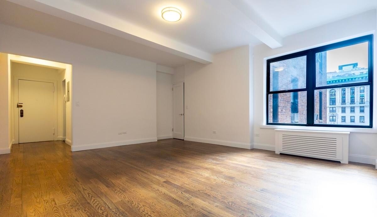 160 W 73rd St in New York, NY - Building Photo