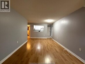 3000 Sandwich St. in Windsor, ON - Foto de edificio - Building Photo