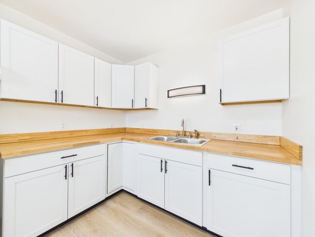 3712 Swenson Ave in Fairbanks, AK - Foto de edificio - Building Photo