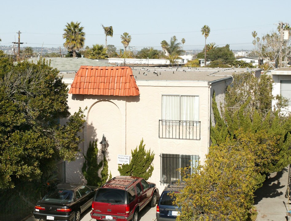 4962 Cape May Ave in San Diego, CA - Foto de edificio