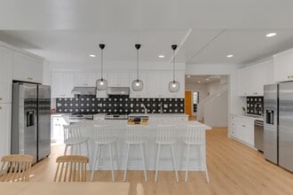 426 Serrano Ave in Los Angeles, CA - Foto de edificio - Building Photo