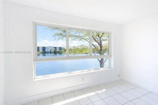 19255 NE 2nd Ave in Miami, FL - Building Photo