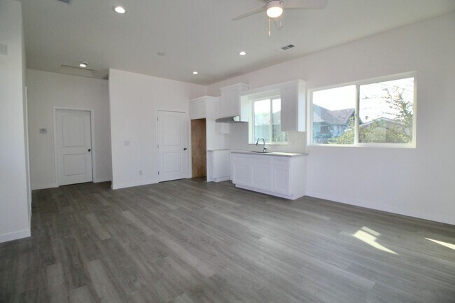 4245-4244 S Olive St in Los Angeles, CA - Building Photo - Building Photo