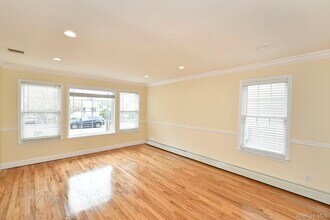 21 Marwood Rd S in Port Washington, NY - Building Photo - Building Photo