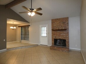 325 Asbury Dr in Saginaw, TX - Building Photo - Building Photo