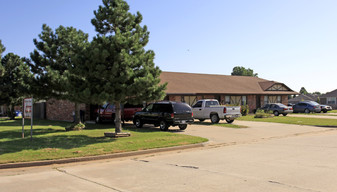 1305-1311 W Whippoorwill Way in Mustang, OK - Building Photo