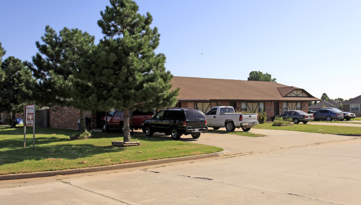 1305-1311 W Whippoorwill Way in Mustang, OK - Building Photo
