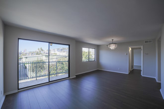Sweetzer Towers in West Hollywood, CA - Foto de edificio - Building Photo