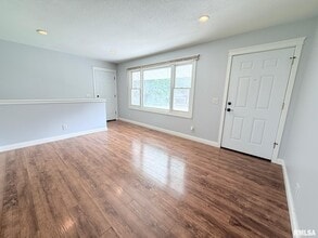 5570 Clemons Rd in Bettendorf, IA - Building Photo - Building Photo
